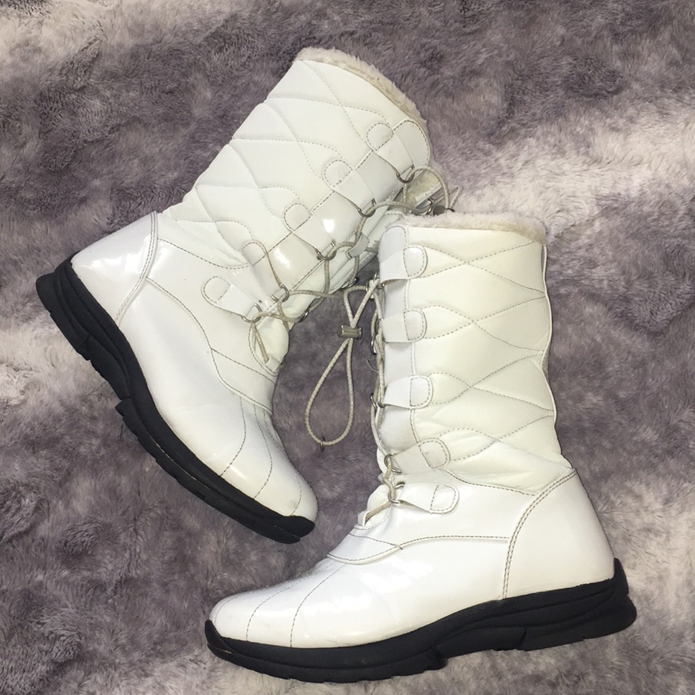 White khombu snow boots size 6